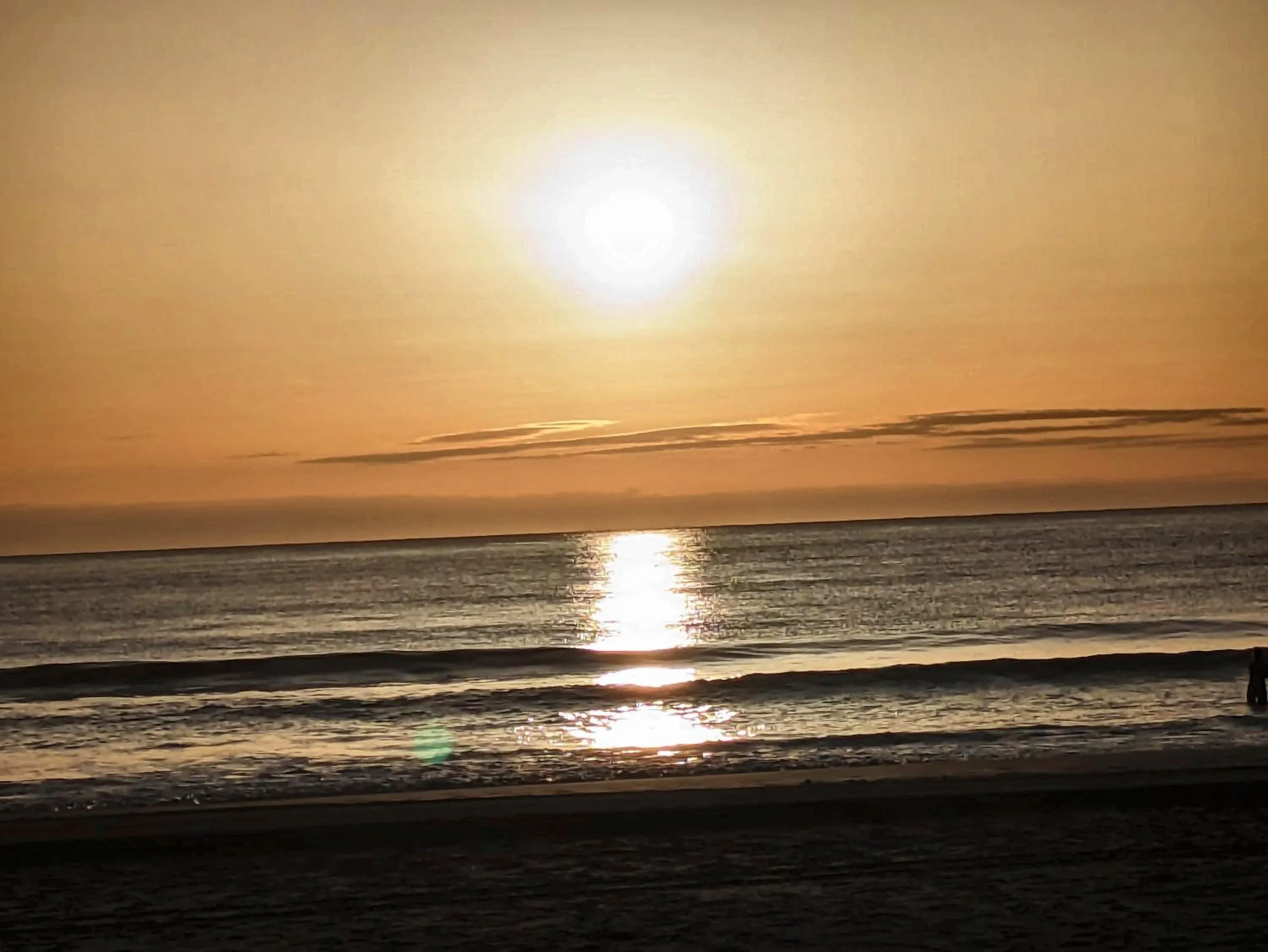 El sol saliendo sobre el Mediterráneo