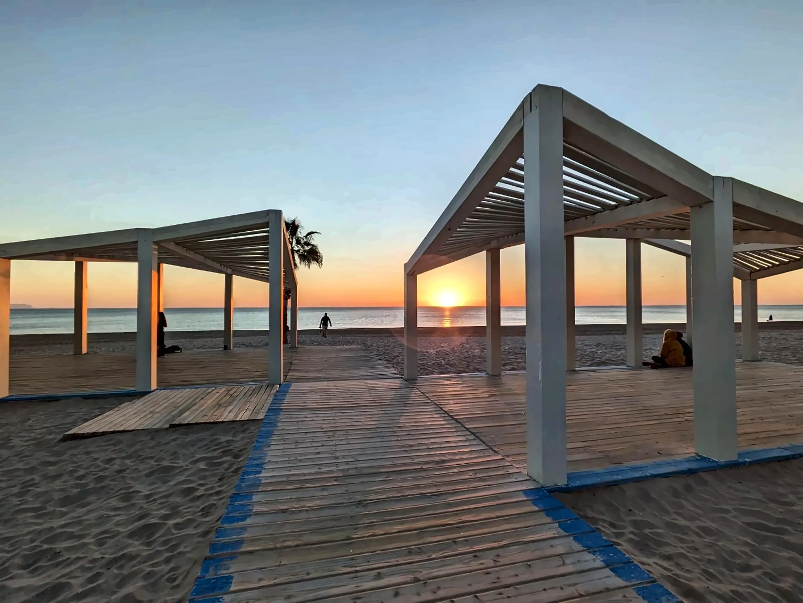 Amanecer junto a las pérgolas de la playa