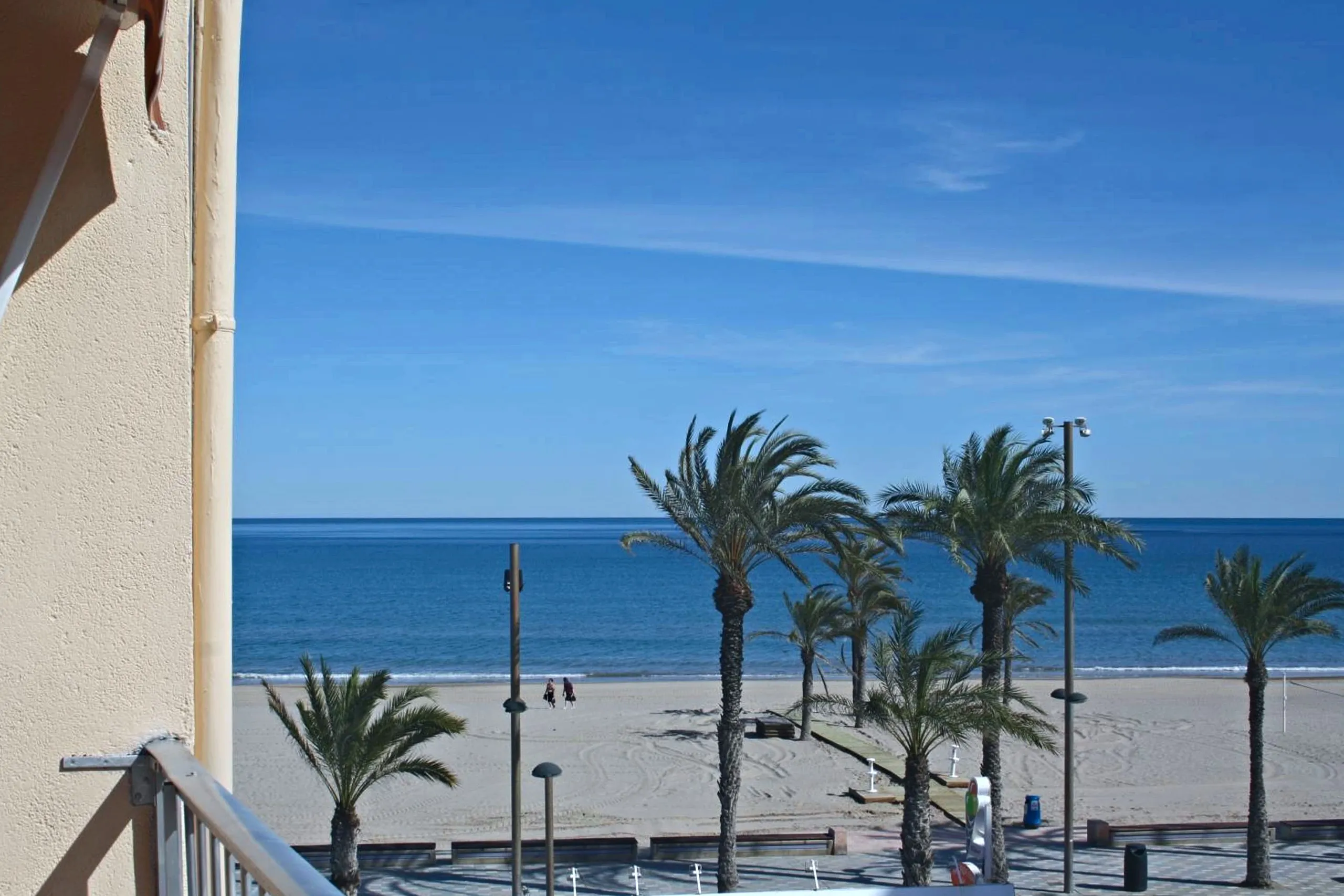 Balcón con vistas a la Playa de San Juan y al Mediterráneo