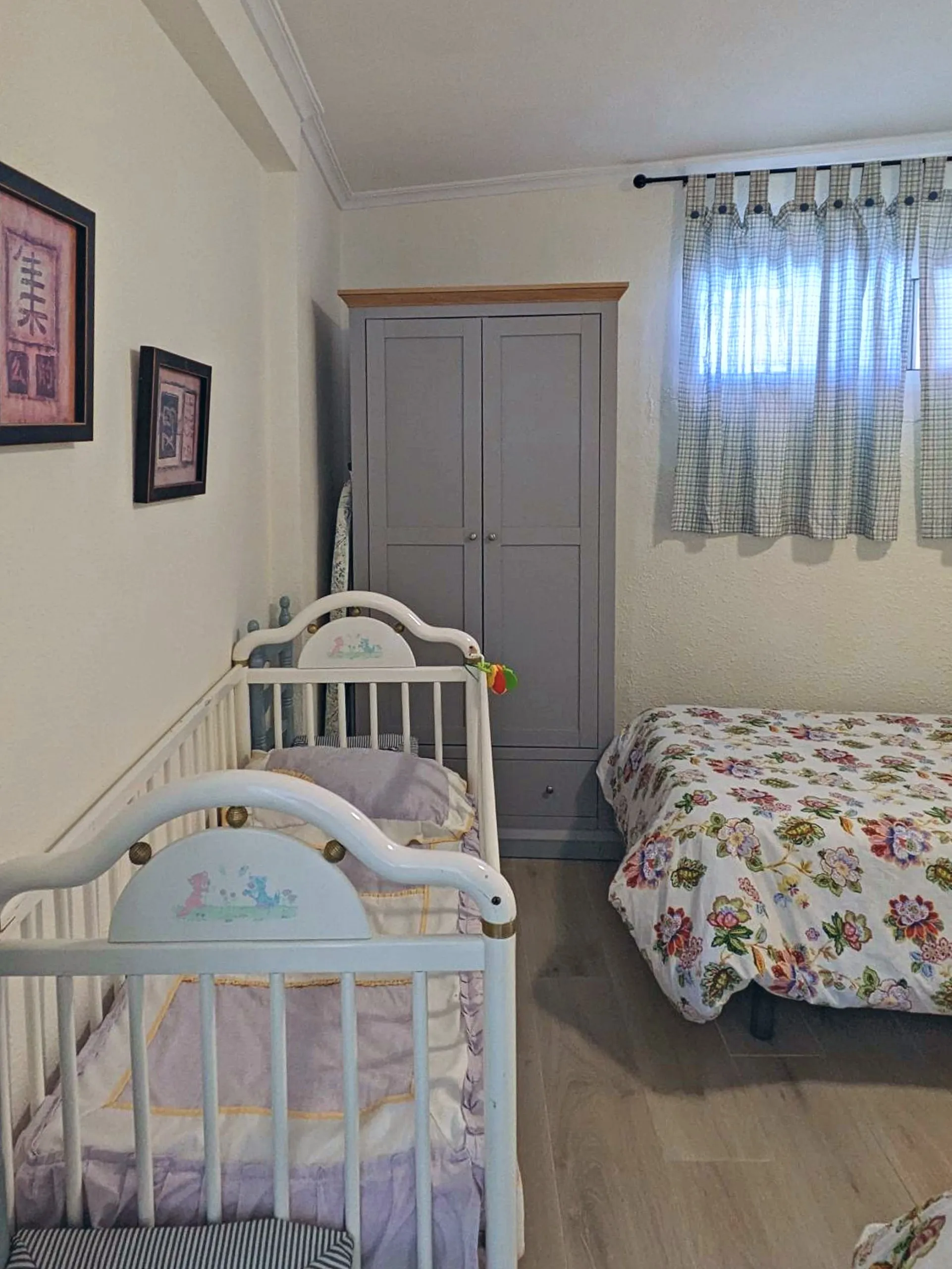 Dormitorio con cama individual y cuna para bebé