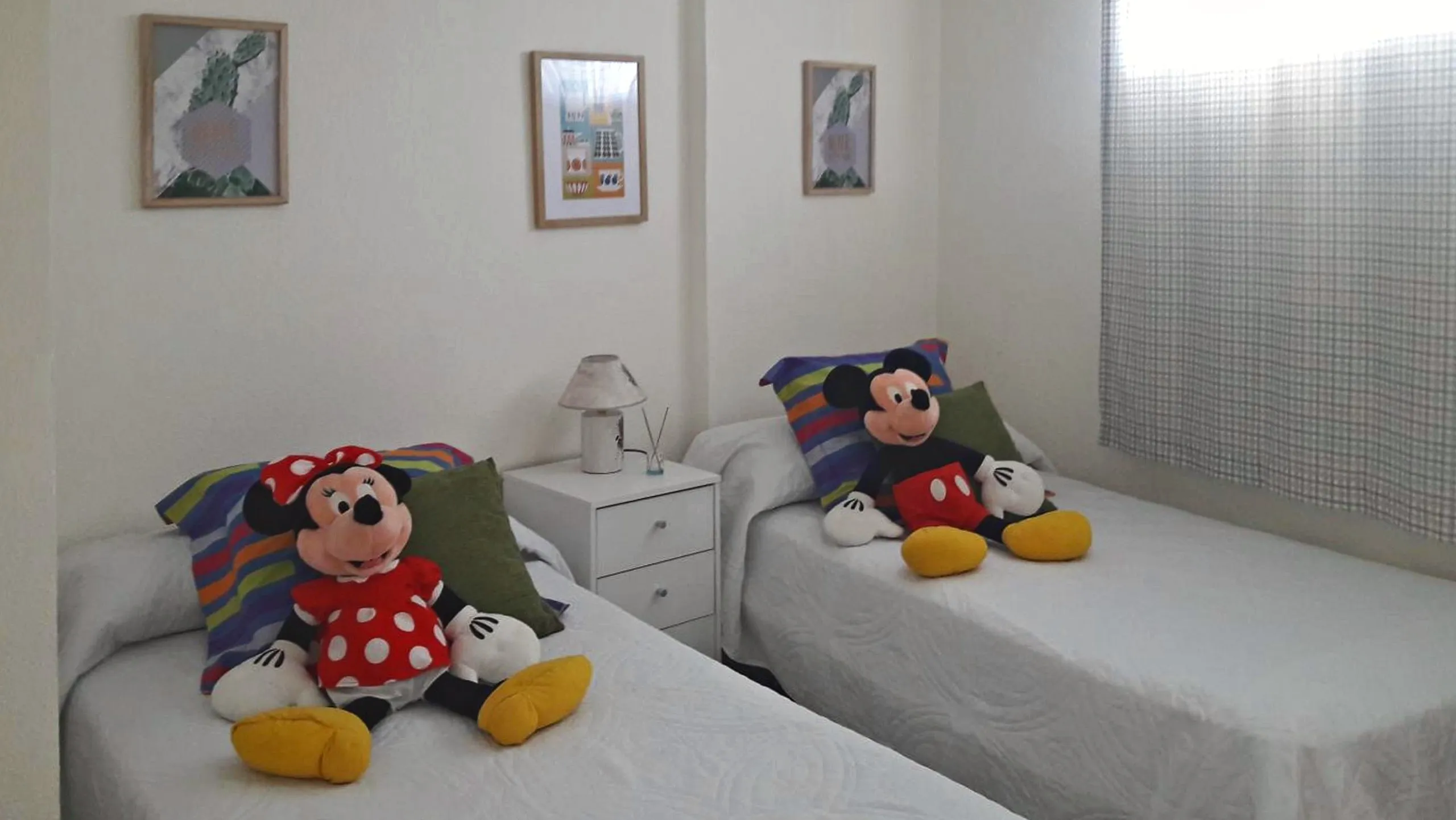 Tercer dormitorio con dos camas individuales, ideal para niños