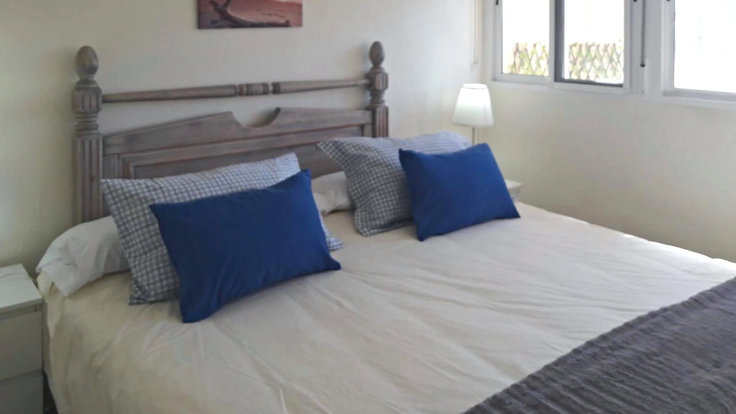 Dormitorio principal con cama de matrimonio