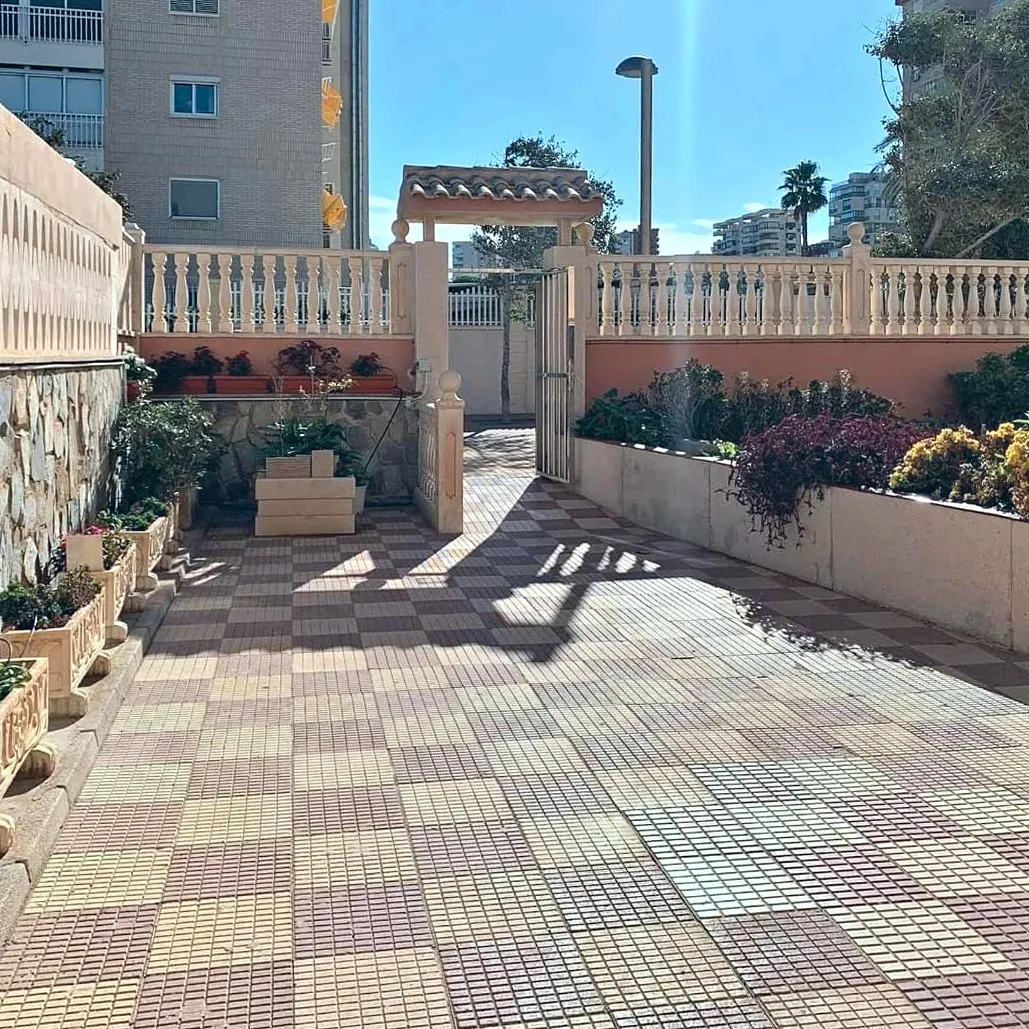 Patio de entrada del edificio con jardineras
