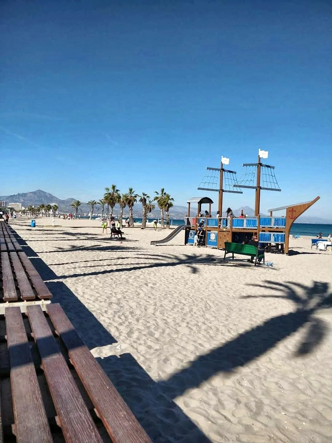 Parque infantil con barco pirata en la arena