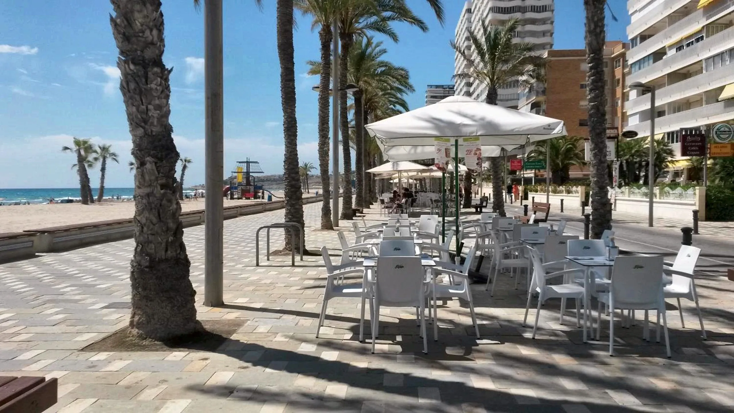 Terrazas de cafeterías en el paseo marítimo