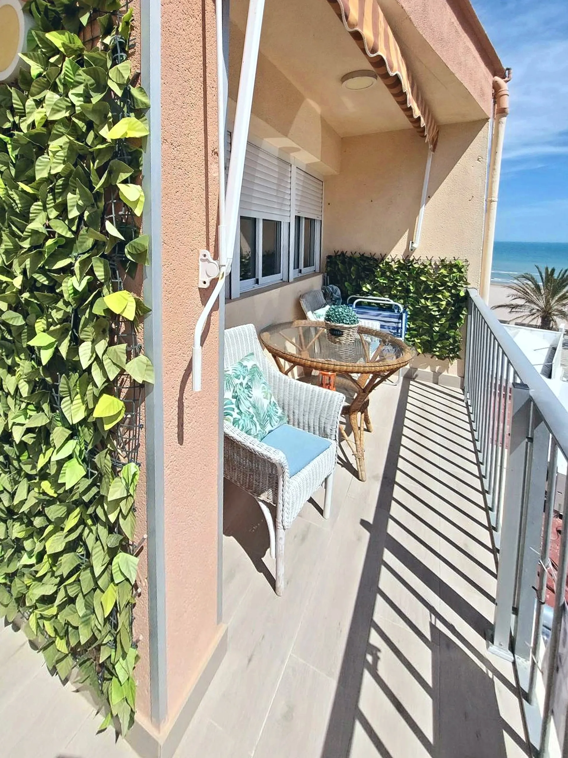 Terraza privada con jardín vertical y vistas al mar