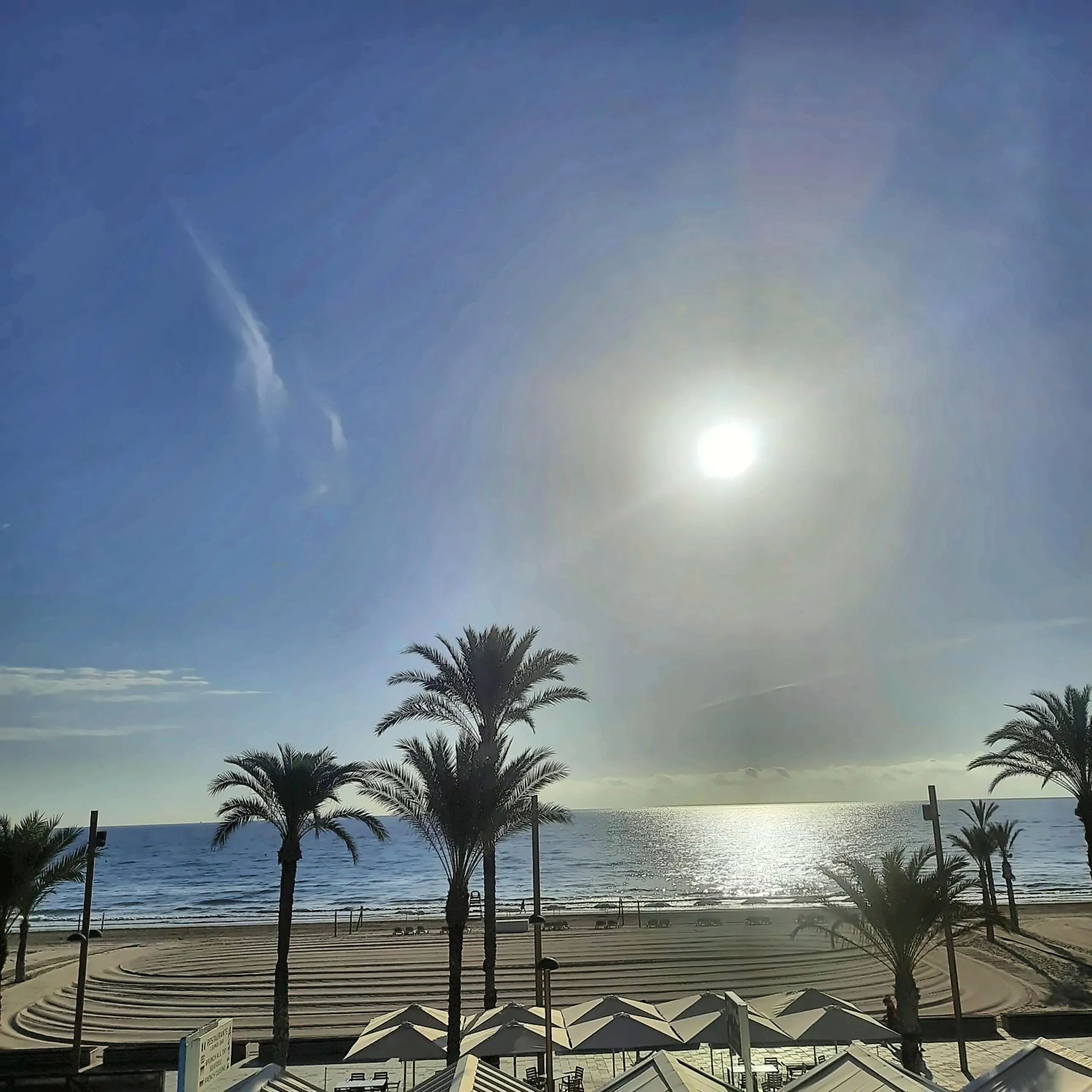 Mañana de sol sobre el mar desde el apartamento